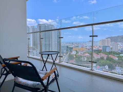 Day, Natural landscape, View (from property/room), Balcony/Terrace, Seating area, City view, Mountain view