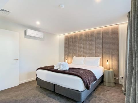 Bed, Bedroom, heating