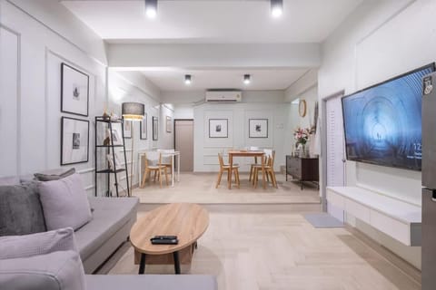 Kitchen or kitchenette, Living room, Seating area, air conditioner