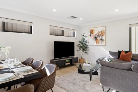 TV and multimedia, Photo of the whole room, Seating area, Dining area
