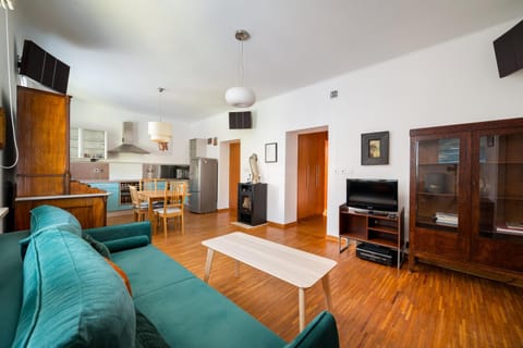 Communal lounge/ TV room, Kitchen or kitchenette, Living room, Seating area, Dining area, Evening entertainment, oven