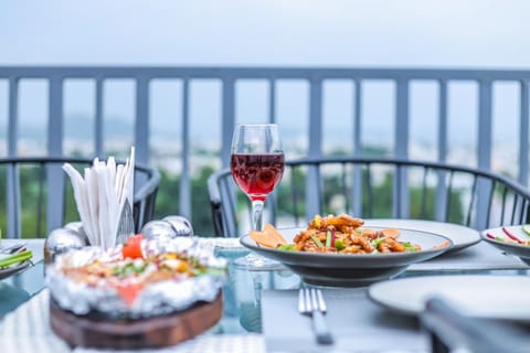 Restaurant/places to eat, Day, Food and drinks, Dining area, Food, Lunch, Dinner, Drinks, Alcoholic drinks