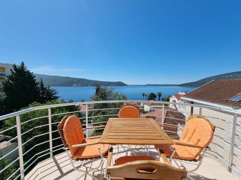 Natural landscape, View (from property/room), Balcony/Terrace, Decorative detail, Mountain view, Sea view, Area and facilities