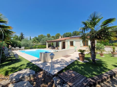 Property building, Day, Summer, Garden, Swimming pool