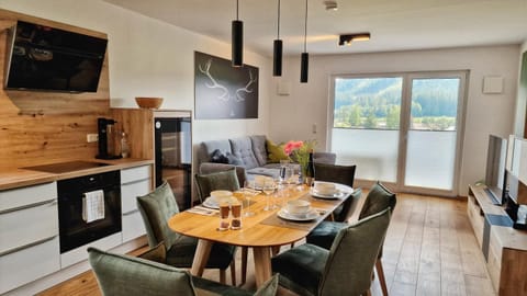 Communal lounge/ TV room, TV and multimedia, Kitchen or kitchenette, Living room, Seating area, Dining area, Evening entertainment, stove
