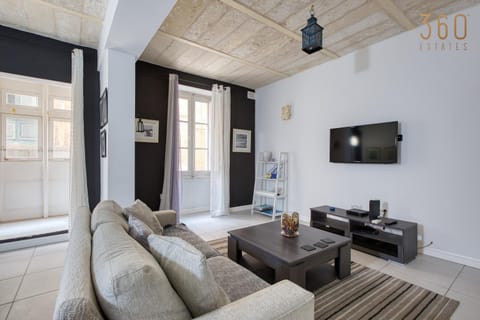 Communal lounge/ TV room, TV and multimedia, Living room, Seating area, Evening entertainment