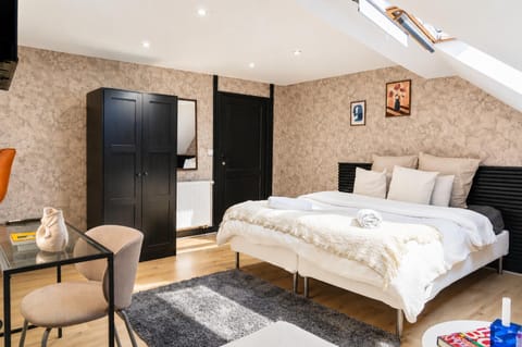 Property building, Bed, Seating area, Bedroom, towels, wardrobe