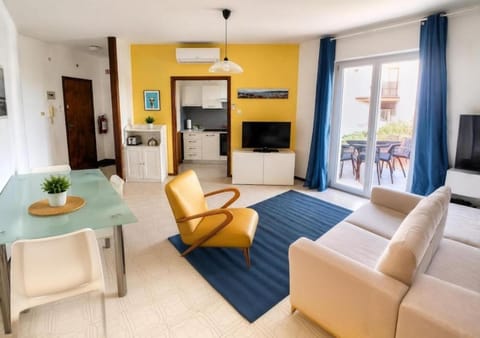 TV and multimedia, Kitchen or kitchenette, Living room, Seating area, Dining area, oven
