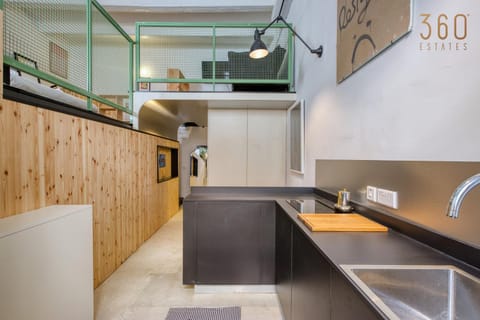 Kitchen or kitchenette, minibar, oven, stove