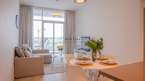 TV and multimedia, Living room, Seating area, Dining area, Food