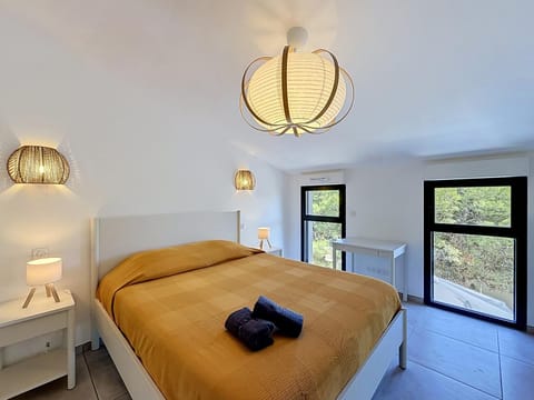 Bed, Photo of the whole room, Bedroom, internet, towels