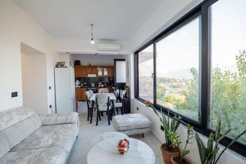 View (from property/room), Kitchen or kitchenette, Seating area, Dining area