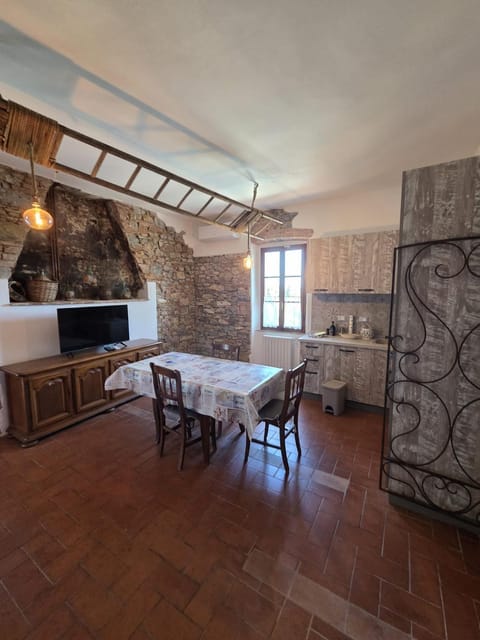 TV and multimedia, Living room, Seating area, Dining area