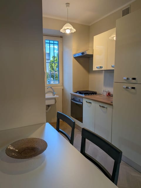Kitchen or kitchenette, Dining area, minibar, stove, kitchen