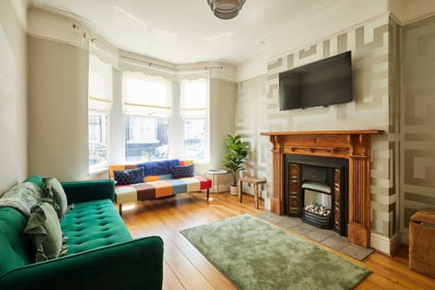 TV and multimedia, Living room, Seating area, fireplace