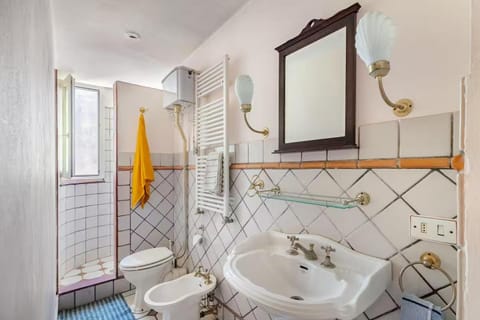 Shower, Toilet, Bathroom, Bath, bidet, towels