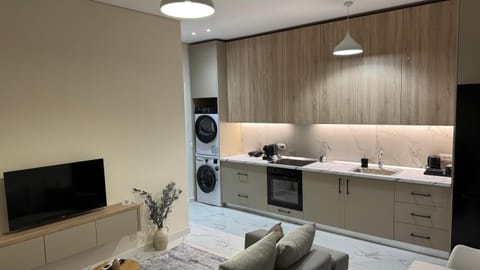 TV and multimedia, Kitchen or kitchenette, oven, stove