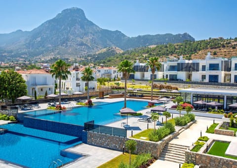 Property building, Nearby landmark, Spring, Day, Natural landscape, Bird's eye view, City view, Mountain view, Pool view, Swimming pool, Swimming pool, sunbed