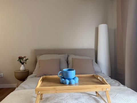 Bed, Photo of the whole room, Seating area, Bedroom