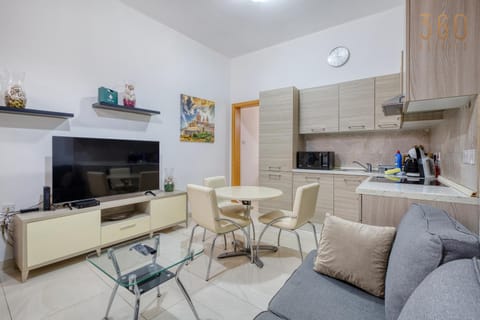 TV and multimedia, Kitchen or kitchenette, Living room, Seating area, Dining area, minibar, stove