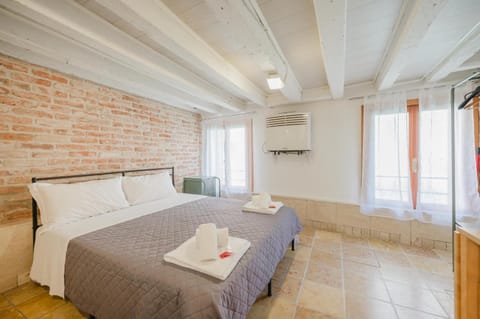 Bed, TV and multimedia, Photo of the whole room, Bedroom, towels