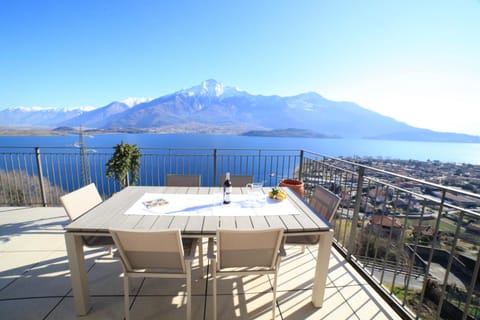 View (from property/room), Balcony/Terrace, Dining area, Lake view, Mountain view