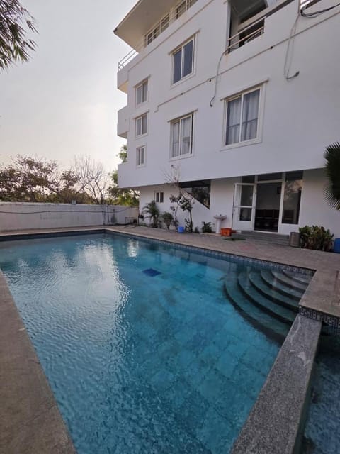 Property building, Day, Pool view, Swimming pool, Swimming pool, sunbed