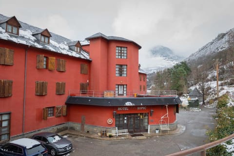 Property building, Day, Natural landscape, Winter, Mountain view, Location, Parking