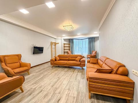 Communal lounge/ TV room, TV and multimedia, Living room, Seating area, Evening entertainment