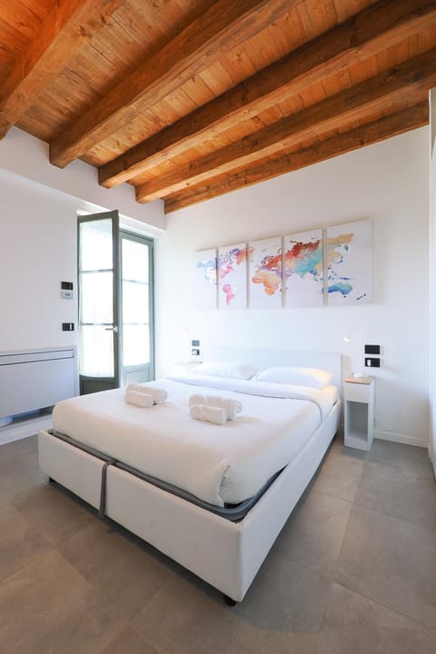Bed, Photo of the whole room, Bedroom, air conditioner