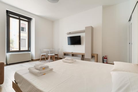 Bed, TV and multimedia, Living room, Photo of the whole room, Seating area, Dining area, Bedroom, towels