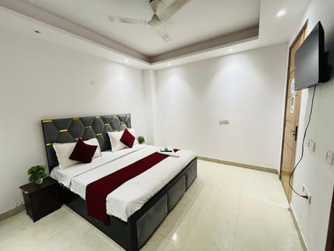 Communal lounge/ TV room, Bed, TV and multimedia, Photo of the whole room, Evening entertainment, Bedroom, fireplace, air conditioner