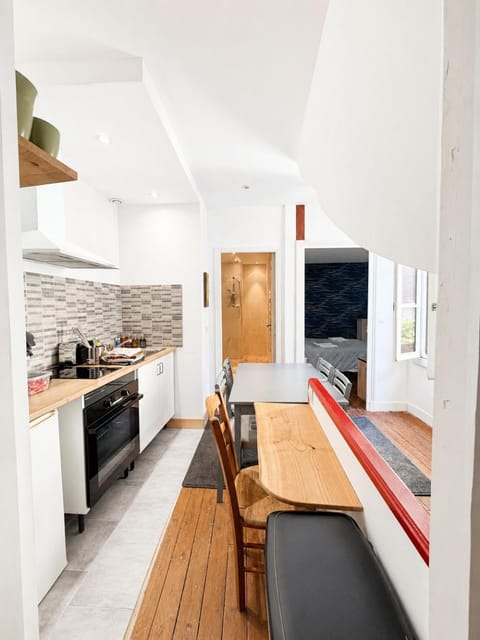 Kitchen or kitchenette, Dining area