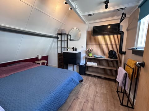 Bedroom, air conditioner