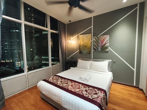 Bed, Photo of the whole room, Bedroom, fireplace