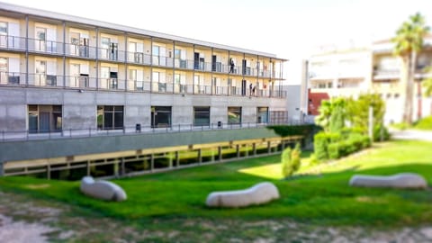 Property building, Day, Garden, Area and facilities