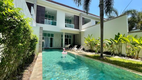 Facade/entrance, Swimming pool