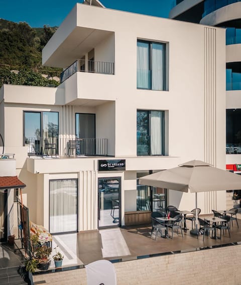 Property building, View (from property/room), Balcony/Terrace, Seating area, Dining area, Breakfast, Parking