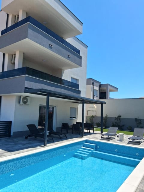 Swimming pool, sunbed