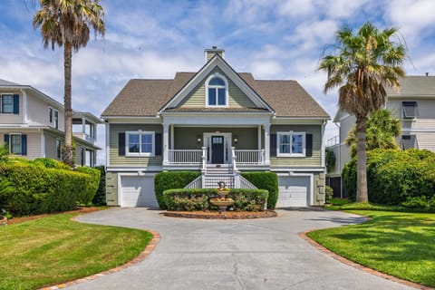 Property building, Facade/entrance, Day, Neighbourhood, Garden, Parking