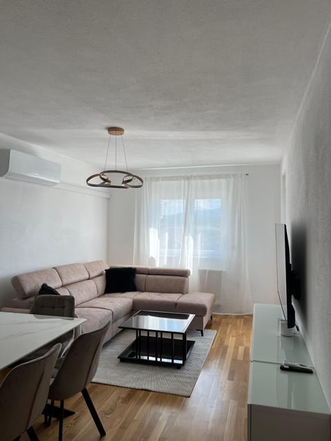 TV and multimedia, Living room, Seating area, Evening entertainment