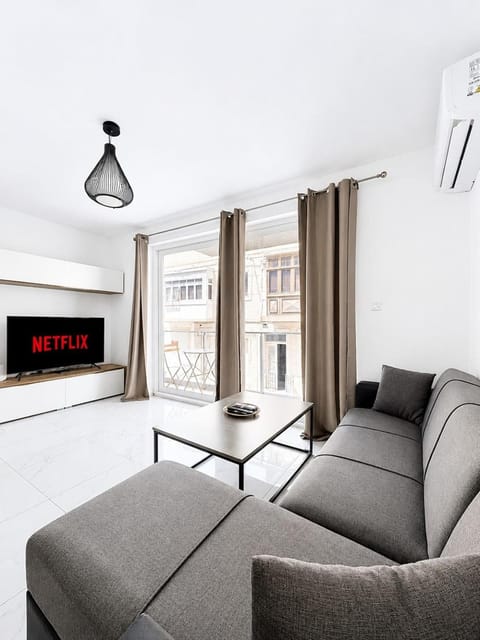 TV and multimedia, Living room, Seating area, Evening entertainment, air conditioner
