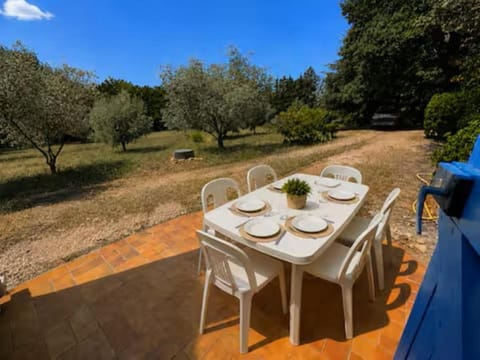 Patio, Spring, Day, Natural landscape, Garden, Dining area, Garden view