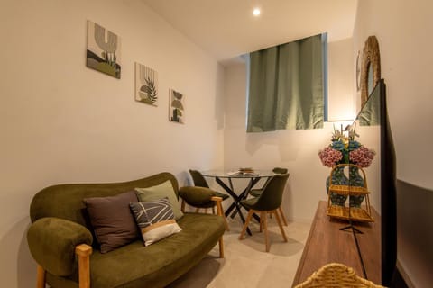 TV and multimedia, Living room, Dining area, air conditioner