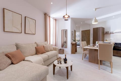 Kitchen or kitchenette, Living room, Seating area, Dining area