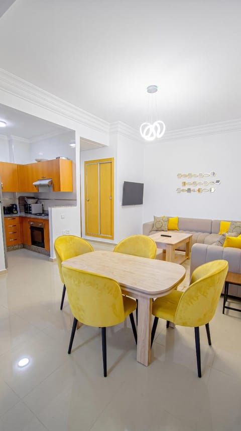 TV and multimedia, Kitchen or kitchenette, Living room, Seating area, Dining area