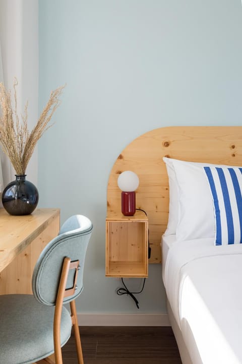 Bed, Seating area