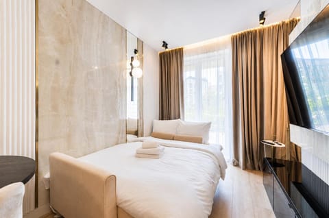 Bed, TV and multimedia, Living room, Photo of the whole room, Seating area, Bedroom, towels