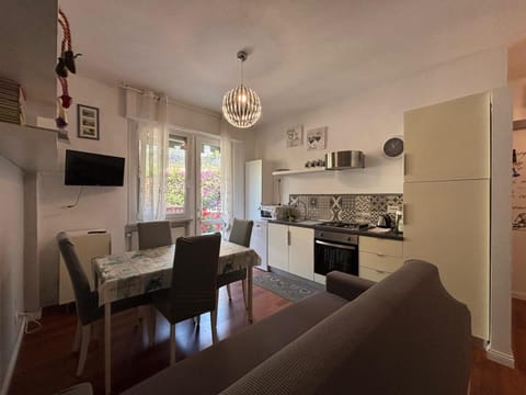 TV and multimedia, Kitchen or kitchenette, Living room, Seating area, Dining area, dishwasher, oven, stove