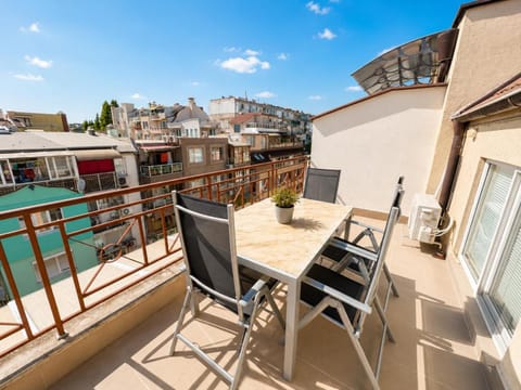 Property building, Patio, Day, View (from property/room), Balcony/Terrace, Dining area, City view